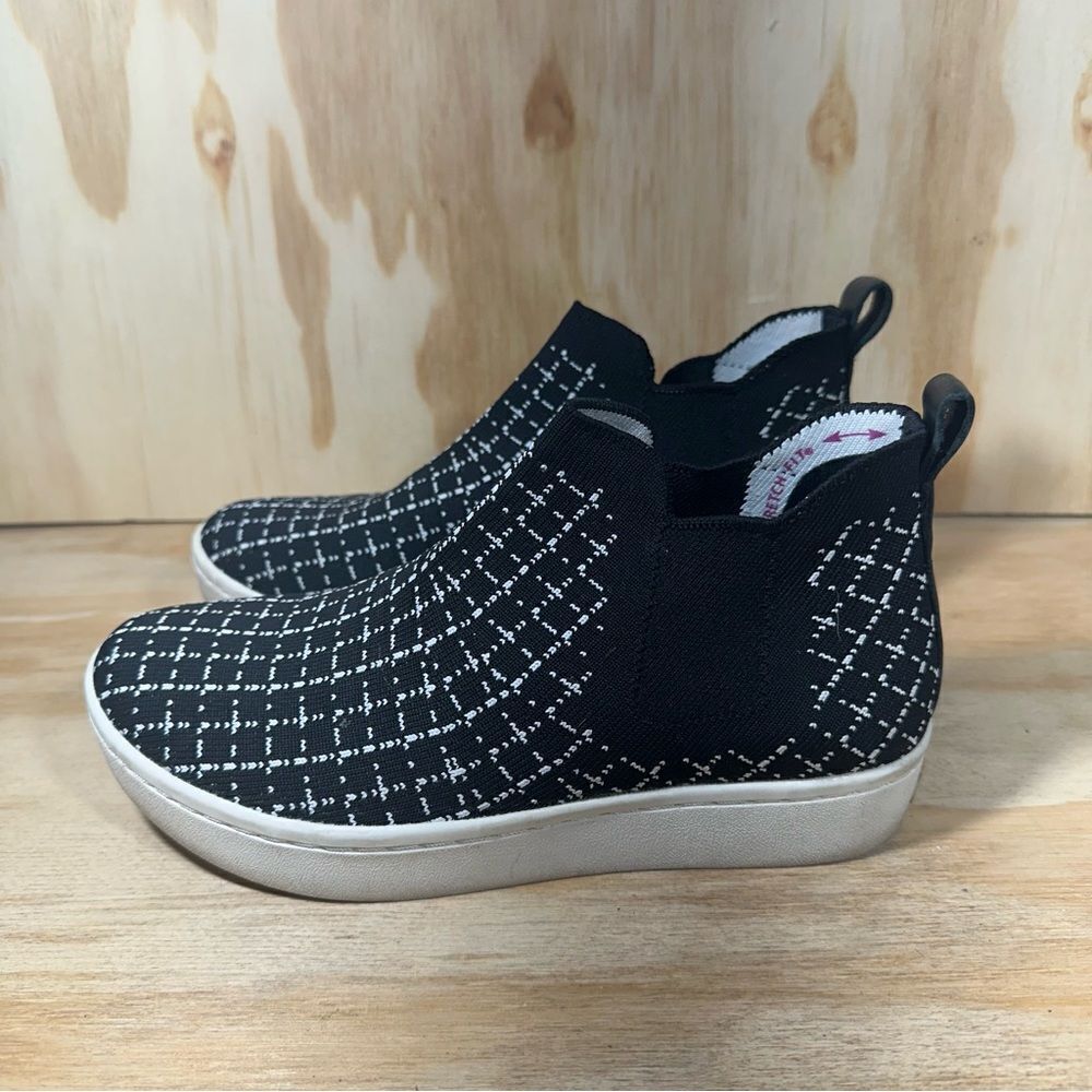 Skechers Black and White Air-Cooled Sneakers Women’s Size 6